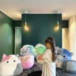 Sara Parikka Instagram - mainos @amo_toys ARVONTA! 🧡💕 Ihanat Squishmallows pehmot ovat varmasti teille tuttuja, mutta nyt tullut aivan ihana pörröinen uutuus Fuzz-A-Mallows joita löytyy koossa: 30, 40 ja 50cm 🥰 (kuvat: 1-2) Tässä on kyllä joulun pehmoisin lahja❣️ Squishmallows pehmoja on paaaaljon erilaisia (kurkkaa kuva 3) ja parasta niissä on se, että niistä innostuu kaikki vauvoista aikuisiin 😍 kukapa ei haluaisi söpöä ja pehmeää halittavaa 💕 Lasten pehmojen lisäksi on myös saatavilla Squishmallows koiranlelut ja koiranpedit 😍 (kuvat: 4-7) Pehmeät koirapedit sopii mainiosti meidän koululaisten huoneisiin.. Nyt Lakulle löytyy lepopaikka joka huoneessa 💘 Koirien lelujen (löytyy koossa 9cm ja 18cm) materiaali on erilainen ja kestävämpi samettimateriaali 👌🏼 ARVONTA! Sänkyjä on kahta erilaista mallia, kurkkaa kuva 7☝🏼🐶 Arvonnassa: 1 KPL VAPAAVALINTAINEN SÄNKY ✨ Kommentoi alle jos haluat olla mukana arvonnassa ❤️ instagram ei ole mukana arvonnassa. Arvon voittajan 29.11 ja ilmoitan dm viestillä 🥰