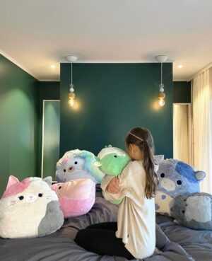 Sara Parikka Instagram - mainos @amo_toys ARVONTA! 🧡💕 Ihanat Squishmallows pehmot ovat varmasti teille tuttuja, mutta nyt tullut aivan ihana pörröinen uutuus Fuzz-A-Mallows joita löytyy koossa: 30, 40 ja 50cm 🥰 (kuvat: 1-2) Tässä on kyllä joulun pehmoisin lahja❣️

Squishmallows pehmoja on paaaaljon erilaisia (kurkkaa kuva 3) ja parasta niissä on se, että niistä innostuu kaikki vauvoista aikuisiin 😍 kukapa ei haluaisi söpöä ja pehmeää halittavaa 💕

Lasten pehmojen lisäksi on myös saatavilla Squishmallows koiranlelut ja koiranpedit 😍 (kuvat: 4-7) Pehmeät koirapedit sopii mainiosti meidän koululaisten huoneisiin.. Nyt Lakulle löytyy lepopaikka joka huoneessa 💘 Koirien lelujen (löytyy koossa 9cm ja 18cm) materiaali on erilainen ja kestävämpi samettimateriaali 👌🏼

ARVONTA! Sänkyjä on kahta erilaista mallia, kurkkaa kuva 7☝🏼🐶 Arvonnassa: 1 KPL VAPAAVALINTAINEN SÄNKY ✨ Kommentoi alle jos haluat olla mukana arvonnassa ❤️ instagram ei ole mukana arvonnassa. Arvon voittajan 29.11 ja ilmoitan dm viestillä 🥰