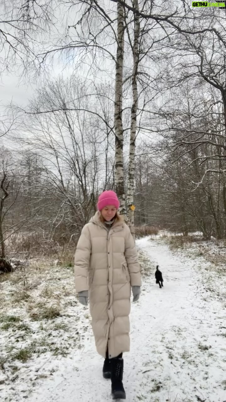 Sara Parikka Instagram - happihyppely koneella istumisen väliin ✨❄️