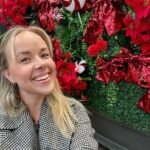Sara Parikka Instagram - mainos @isoomena 🎄❤ VINKKI! Katsokaa mikä ihana jouluinen tunnelma ✨☝🏼 ❤️Meidän perheen lemppari kauppakeskuksessa Isossa Omenassa järjestetään koko perheen joulunavaustapahtuma nyt tulevana lauantaina 18.11. klo 11-18 ❣️+ Ompussa juhlitaan joulua jokaisena joulukuun lauantaina 16.12. asti! ❤️Tulevana lauantaina on luvassa esim: Muumien talvishow, Marttojen perinteinen joulupuuro, Juvenalian lapsikuorojen sing-a-long konsertti sekä viime vuodesta tuttu tonttukoulu. Klo 12 Ompun M.E.E.T-aukiolla sytytetään jättijoulukuuseen valot muumien kanssa. ✨ ❤️Joulunavauksessa pääsee myös tietenkin tapaamaan joulupukin ja muorin, joiden kanssa pääsee ottamaan yhteiskuvia. Tätä meidän kuopus odottaa!! ❤️Lisää joulufiilistelyä ja vinkkejä stooreissa 👋🏼🥰 #joulunavaus #isoomena #meidänomppu