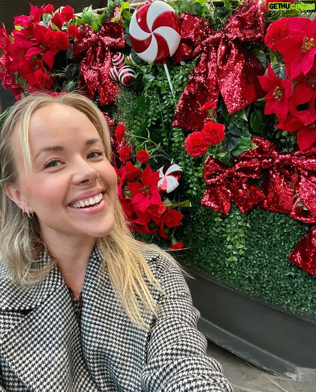 Sara Parikka Instagram - mainos @isoomena đ⤠VINKKI! Katsokaa mikä ihana jouluinen tunnelma â¨âđź â¤ď¸Meidän perheen lemppari kauppakeskuksessa Isossa Omenassa järjestetään koko perheen joulunavaustapahtuma nyt tulevana lauantaina 18.11. klo 11-18 âŁď¸+ Ompussa juhlitaan joulua jokaisena joulukuun lauantaina 16.12. asti! â¤ď¸Tulevana lauantaina on luvassa esim: Muumien talvishow, Marttojen perinteinen joulupuuro, Juvenalian lapsikuorojen sing-a-long konsertti sekä viime vuodesta tuttu tonttukoulu. Klo 12 Ompun M.E.E.T-aukiolla sytytetään jättijoulukuuseen valot muumien kanssa. ⨠â¤ď¸Joulunavauksessa pääsee myĂśs tietenkin tapaamaan joulupukin ja muorin, joiden kanssa pääsee ottamaan yhteiskuvia. Tätä meidän kuopus odottaa!! â¤ď¸Lisää joulufiilistelyä ja vinkkejä stooreissa đđźđĽ° #joulunavaus #isoomena #meidänomppu