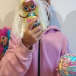 Sara Parikka Instagram - mainos @amo_toys 🩷 ARVONTA! ☝🏼kurkkaa nämä ihanat ja superkätevät LOL uutuudet 😍 💕Kommentoi alle niin olet mukana arvonnassa 💕 Arvon 19.11. KOLME voittajaa jotka saa LOL Tot Swap yllätysnuken + LOL tween swap fashion doll teinimuotinuken 💫👏🏼 ilmoitan voittajille dm viestillä. Instagram ei liity arvontaan.