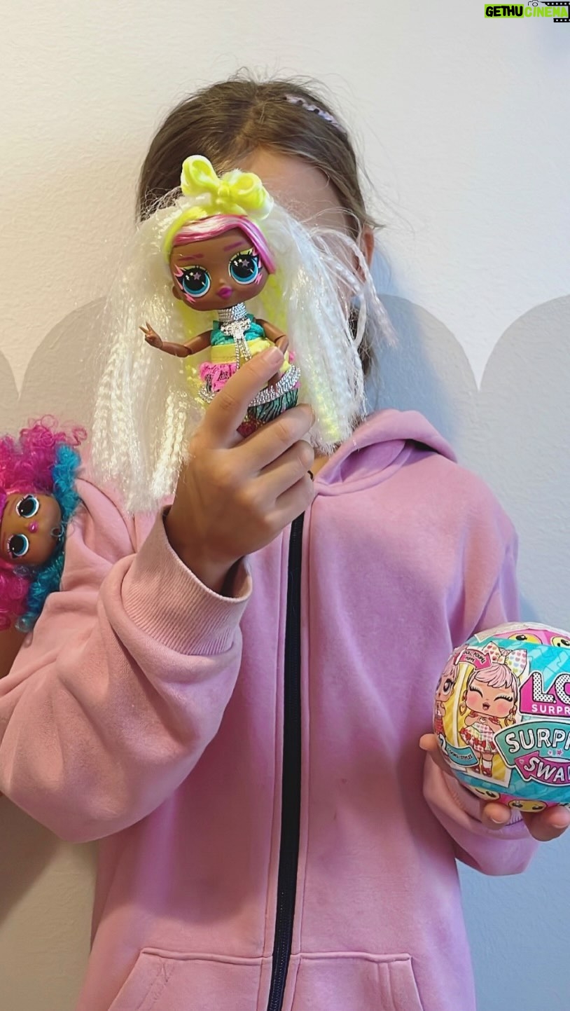 Sara Parikka Instagram - mainos @amo_toys 🩷 ARVONTA! ☝🏼kurkkaa nämä ihanat ja superkätevät LOL uutuudet 😍 💕Kommentoi alle niin olet mukana arvonnassa 💕 Arvon 19.11. KOLME voittajaa jotka saa LOL Tot Swap yllätysnuken + LOL tween swap fashion doll teinimuotinuken 💫👏🏼 ilmoitan voittajille dm viestillä. Instagram ei liity arvontaan.