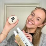 Sara Parikka Instagram - mainos @hairlust 🩷 heii tässä te näätte miten mä muotoilen mun hiukset pesun jälkeen silleen et ne pysyy hyvänä 3-4 päivää 👏🏼 🩷 Suihkussa mukana mulla on Wet Hair Detangler Brush, joka on erityisesti märkien hiusten hellävaraiseen harjaamiseen tarkoitettu hiusharja. Löytyy muutamissa eri väreissä. Supertoimiva myös lasten kanssa! 🩷 Mun hiuksille ihan paras pohjatuote on Volume Wizard™ Pre-Styling Spray joka sopii erityisen hyvin hennoille ja latteille hiuksille, jotka kaipaavat lisänostetta. Volyymisuihke antaa ilmavaa tuuheutta ja samalla kosteuttaa, eli hiukset ei kuivahda! 😍💘 🩷 Lopuksi vielä Final Touch™ Hair Spray -hiussuihketta jota voi käyttää kosteisiin ja kuiviin hiuksiin. Tämä jämäköittää just täydellisesti hiukset ja antaa rakennetta! ✨ 🩷 Kannattaa myös kurkata Bamboo Heatless Curls Kit -setti jonka avulla voi luoda ilmavat kiharat ilman lämpöä yön aikana 👌🏼