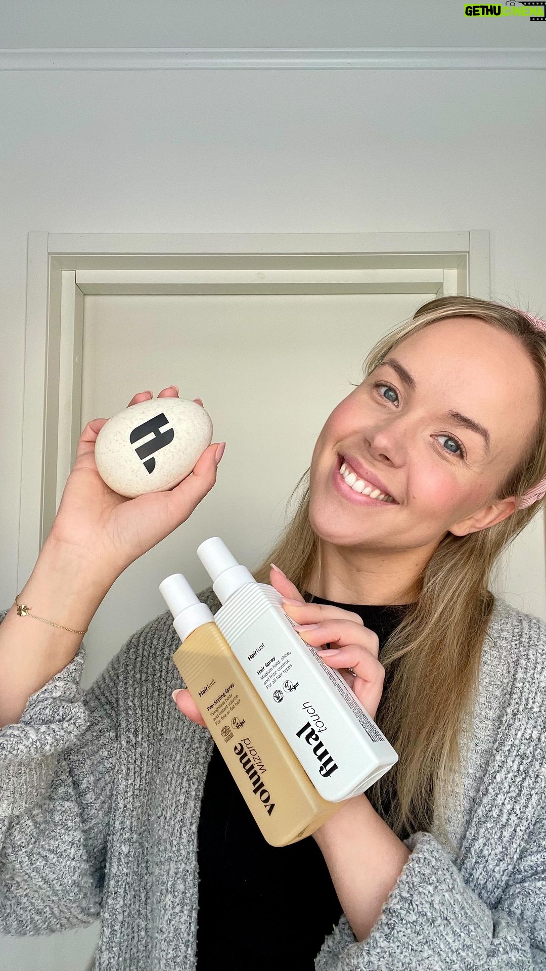 Sara Parikka Instagram - mainos @hairlust đ©· heii tĂ€ssĂ€ te nÀÀtte miten mĂ€ muotoilen mun hiukset pesun jĂ€lkeen silleen et ne pysyy hyvĂ€nĂ€ 3-4 pĂ€ivÀÀ đđŒ đ©· Suihkussa mukana mulla on Wet Hair Detangler Brush, joka on erityisesti mĂ€rkien hiusten hellĂ€varaiseen harjaamiseen tarkoitettu hiusharja. Löytyy muutamissa eri vĂ€reissĂ€. Supertoimiva myös lasten kanssa! đ©· Mun hiuksille ihan paras pohjatuote on Volume Wizardâą Pre-Styling Spray joka sopii erityisen hyvin hennoille ja latteille hiuksille, jotka kaipaavat lisĂ€nostetta. Volyymisuihke antaa ilmavaa tuuheutta ja samalla kosteuttaa, eli hiukset ei kuivahda! đđ đ©· Lopuksi vielĂ€ Final Touchâą Hair Spray -hiussuihketta jota voi kĂ€yttÀÀ kosteisiin ja kuiviin hiuksiin. TĂ€mĂ€ jĂ€mĂ€köittÀÀ just tĂ€ydellisesti hiukset ja antaa rakennetta! âš đ©· Kannattaa myös kurkata Bamboo Heatless Curls Kit -setti jonka avulla voi luoda ilmavat kiharat ilman lĂ€mpöÀ yön aikana đđŒ
