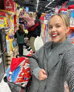 Sara Parikka Instagram - mainos @ksupermarketketju ✨❤️ Tänään oli odotettu päivä kun käytiin koko perheen voimin hakemassa joulukalenterit K-Supermarketista 😍 valikoimaa oli sen verran paljon, että onneksi meillä ei ollut mikään kiire 😁 Lapset hihkui onneissaan ja vertaili innoissaan mikä olisi paras kalenteri tänä vuonna 🥰 Kurkkaa kuvasta 4☝🏼 mihin meillä päädyttiin ja stooreista mitä me Mikon kanssa valkattiin. Nyt pitää vielä jaksaa odotella joulukuun ekaa päivää 👏🏼✨❤️

Joko teiltä löytyy joulukalenterit? 🧐❤️ Kannattaa suunnata K-Supermarketiin josta löytyy joulunajan herkut ja joulukalenterit ✨🥰 #ksupermarket #tavallistaparempiruokakauppa #joulukalenteri #joulunodotus #jouluherkut