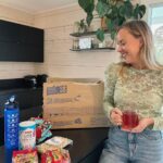 Sara Parikka Instagram - mainos @matsmart.fi ✨ alekoodi! Loppuvuoden juhlat on ehdottomasti mun lemppareita. Ne tuo niin paljon iloa ja valoa pimeään vuodenaikaan + tuo lämmin glögi kädessä 🥰💫 Naputtelin pari päivää sitten tilauksen Matsmartille, josta löytyy pelastusta kaipaavia tuotteita. Samalla voi säästää jopa 80% normaalihinnoista 😍 kuvasta 3 näkee mitä kaikkea tilasin! Kannattaa myös tsekata isänpäivä ja joululahjoja Matsmartilta 😉 Suosikkina esim arkea helpottava iso vesipullo (kuva 2) joka löytyy monissa eri väreissä 👏🏼 Alekoodilla SARAP15 saa -15% alennusta, kun ostoksia on vähintään 50€ edestä. Koodi on voimassa tällä kertaa 72h!😍 ja se koskee sekä uusia että vanhoja asiakkaita.