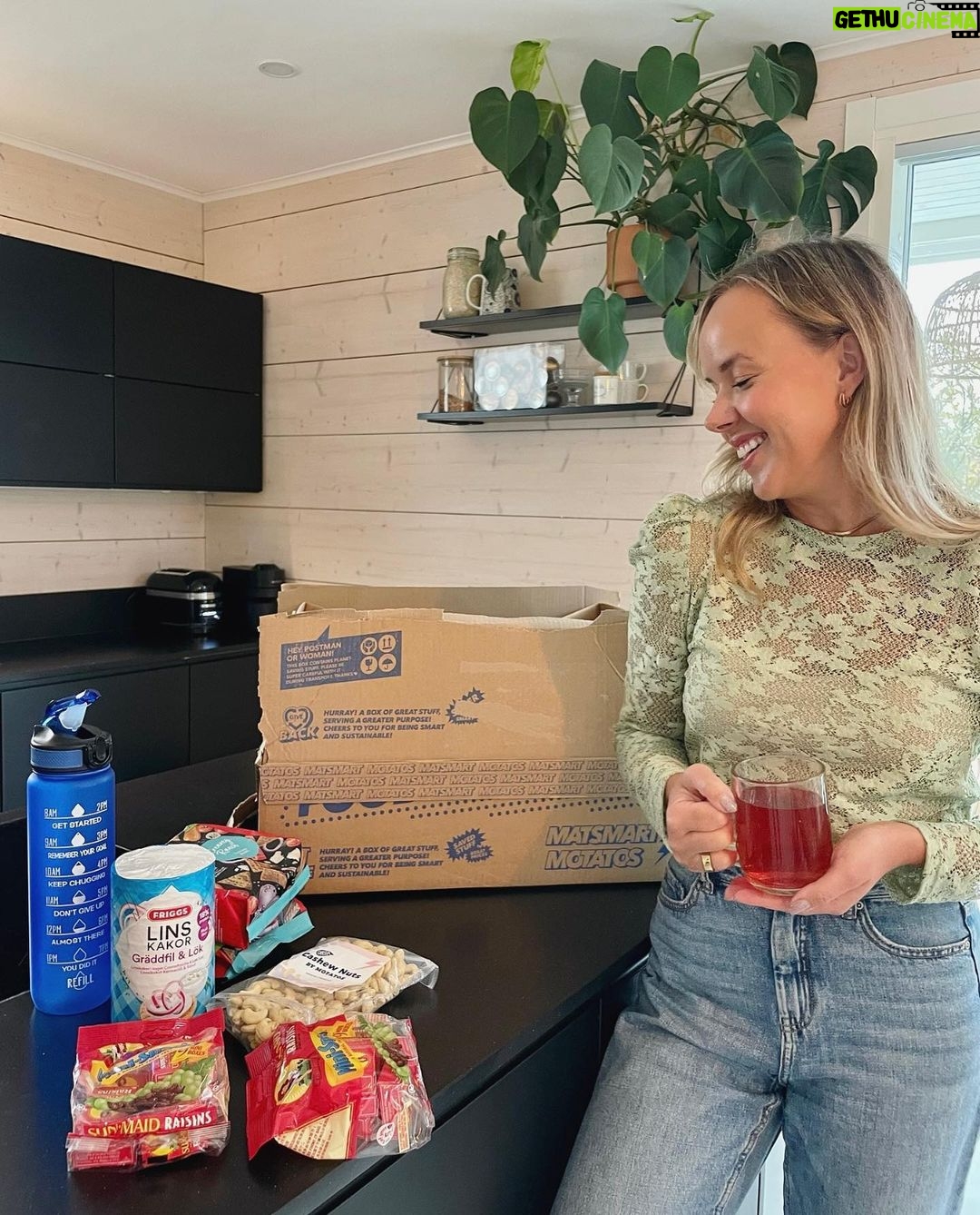 Sara Parikka Instagram - mainos @matsmart.fi ✨ alekoodi! Loppuvuoden juhlat on ehdottomasti mun lemppareita. Ne tuo niin paljon iloa ja valoa pimeään vuodenaikaan + tuo lämmin glögi kädessä 🥰💫 Naputtelin pari päivää sitten tilauksen Matsmartille, josta löytyy pelastusta kaipaavia tuotteita. Samalla voi säästää jopa 80% normaalihinnoista 😍 kuvasta 3 näkee mitä kaikkea tilasin! Kannattaa myös tsekata isänpäivä ja joululahjoja Matsmartilta 😉 Suosikkina esim arkea helpottava iso vesipullo (kuva 2) joka löytyy monissa eri väreissä 👏🏼 Alekoodilla SARAP15 saa -15% alennusta, kun ostoksia on vähintään 50€ edestä. Koodi on voimassa tällä kertaa 72h!😍 ja se koskee sekä uusia että vanhoja asiakkaita.