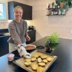 Sara Parikka Instagram - mainos @valiofi RESEPTI👩🏼‍🍳 Mikä onkaan parempaa kuin perheen yhteinen päivällinen keskellä arkiviikkoa ❤️ lämmintä ruokaa ja kuulumisten vaihtoa 🙏🏼 Mulla on teille ihana ja helppo resepti arkeen 👩🏼‍🍳 kombona: uunissa valmistuneet perunat, jauhelihahöystö ja Valio crème fraîche paahdettu sipuli 🤌🏼 löydät reseptin mun stooreista tai Valio.fi sivuilta ”jauhelihauuniperunat”. Reseptin kruunaa paahdetulla sipulilla maustettu ranskankerma, joka tuo makua ja täyteläisyyttä just täydellisesti arkiseen ruokaan 👌🏼 NAM! Kannattaa kokeilla Valio crème fraîche paahdettu sipulia myös lämpimiin ruokiin 😘 toimii ihanasti esim lihapullien ja murekkeiden ja pastakastikkeen joukossa 😍 Meinaatko testaa tätä reseptiä? 😍🧐
