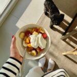 Sara Parikka Instagram - randomkuvia kuluneelta viikolta ☝🏼 parhautta on hedelmäsalaatti kermavaahdolla, pulahtaminen mereen, leffassa käynti koko perheen kanssa 🥹, ystävät ❤️, retkiruoka ja luonnon kaunis väritys ✨
