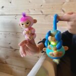 Sara Parikka Instagram - mainos @amo_toys ARVONTA! 💕 🐒 Varmasti monelle on tuttuja supersuositut Fingerlings apinat 😍 Fingerlings on suloinen, interaktiivinen apinaystävä, joka kulkee helposti mukana 💕 Se reagoi ääneen, liikkeisiin ja kosketukseen silmien räpyttelyllä, pään käännöksella ja apinan naurulla. Fingerlings:illä on yli 70 erilaista ääntä/reagointia 👏🏼😍 ja sen päässä on pieni pehmeä turkki, jota on ihana silittää. ☝🏼kuvat: 1-4 🐶 Päästiin tutustumaan apinoiden lisäksi interaktiiviseen robottikoiraan. Dog-e aktivoituu silittämällä päätä, koskettamalla kuonoa tai leikittämällä koiraa. Se oppii erilaisia temppuja ja kommunikoi hännän viesteillä 😍 kurkkaa ylhäältä video☝🏼 josta näkee ja kuulee miten tämä robottikoira sulatti samantien meidän lasten sydämet! ☝🏼kuvat: 5-7 arvonta: Kerro olisiko interaktiivinen apinaystävä mieluinen? 😍 saan arpoa NELJÄ Fingerlings apinaa (kuva 4), joten neljä voittajaa luvassa. Arvon voittajan 01.11. ja ilmoitan dm viestillä. Instagram ei osallistu arvontaan. Lelujen ikäsuositus +5