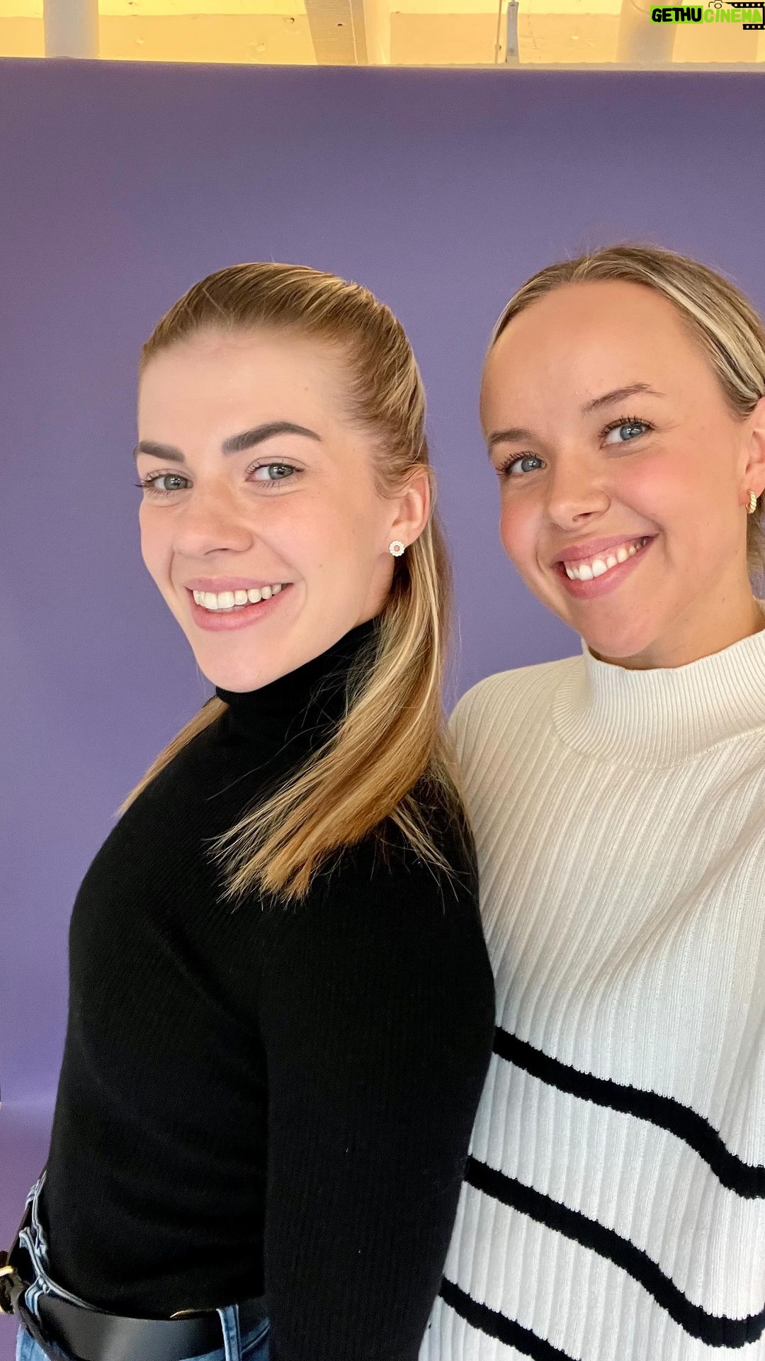 Sara Parikka Instagram - 💜 27. Rohkeus - @pernillabockerman Joko kuuntelit uuden jakson Saran kaverikirjaa? 🧐 Kiiiiiitos ihanin Pernilla kun kävit mun podissa vieraana ✨🙏🏼 oot kyllä niin inspiroiva ja ihana tyyppi 🫶🏼💕 Bion linkistä saa 30pv 0€ @podimo_fi 😚