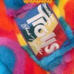 Sara Parikka Instagram - mainos @leffamaailma ARVONTA 💚💕💛💜 Uusi Trolls-elokuva Trolls: Bändi koossa on elokuvateattereissa 20.10. kautta maan! Jeee!!! 🎉 @trolls Ja arvatkaa mitä 🥁 Mä pääsin dubbaamaan ekaa kertaa animaatioelokuvaan ja vieläpä laulurooliin 🥹🙏🏼🥳❤️ r a k a s t i n joka hetkeä ✨ nyt en malta odottaa, että mun lapset näkee leffan ja mun dubbaaman Krepin roolin 🙊 Arvonta! Nappaa @leffamaailma seurantaan ja kerro alle suuntaatko katsomaan Trolls: Bändi koossa elokuvan, niin olet mukana arvonnassa 😍👏🏼 Arvon kaksi voittajaa 24.10. ja voittajille on luvassa: Trolls vyölaukku, juomapullo ja hattu 💚💕🧡 ilmoitan voittajille dm viestillä. Instagram ei osallistu arvontaan.