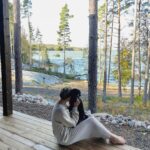 Sara Parikka Instagram - kaupallinen yhteistyö / majoitus saatu @kotihost 🍂🧡 syysloma perheen kanssa, lähellä kotia ja täysin valmiissa puitteissa 🙏🏼🥹 Täällä kerätään voimia loppuvuodeksi.. nyt osa porukasta lähti lämmittämään saunaa ja mä laitoin kasan keskejä uuniin. Ihanaa syyslomaa, jos siellä sellainen on edessä 👋🏼 Löydät tämän ja monta muuta upeaa huvilaa kotihost.fi🥰
