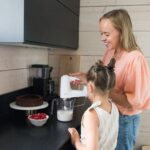 Sara Parikka Instagram - Ihanaa viikonloppua 👋🏼👩🏼‍🍳🧡parasta kuinka täynnä mun ig on viestejä joka kerta kun avaan tämän 🥹 Mutkatonta & maukasta kirjaa on myyty paljon ja siitä tehdään myös kolmas painos. KIITOS kaikista ihanista viesteistä 🙏🏼 Oon tänään aamulla @mtvhuomentasuomi vieraana 🧡 löytyy myös @mtvkatsomo ✨ kuva @carla_bock @wsoykirjat