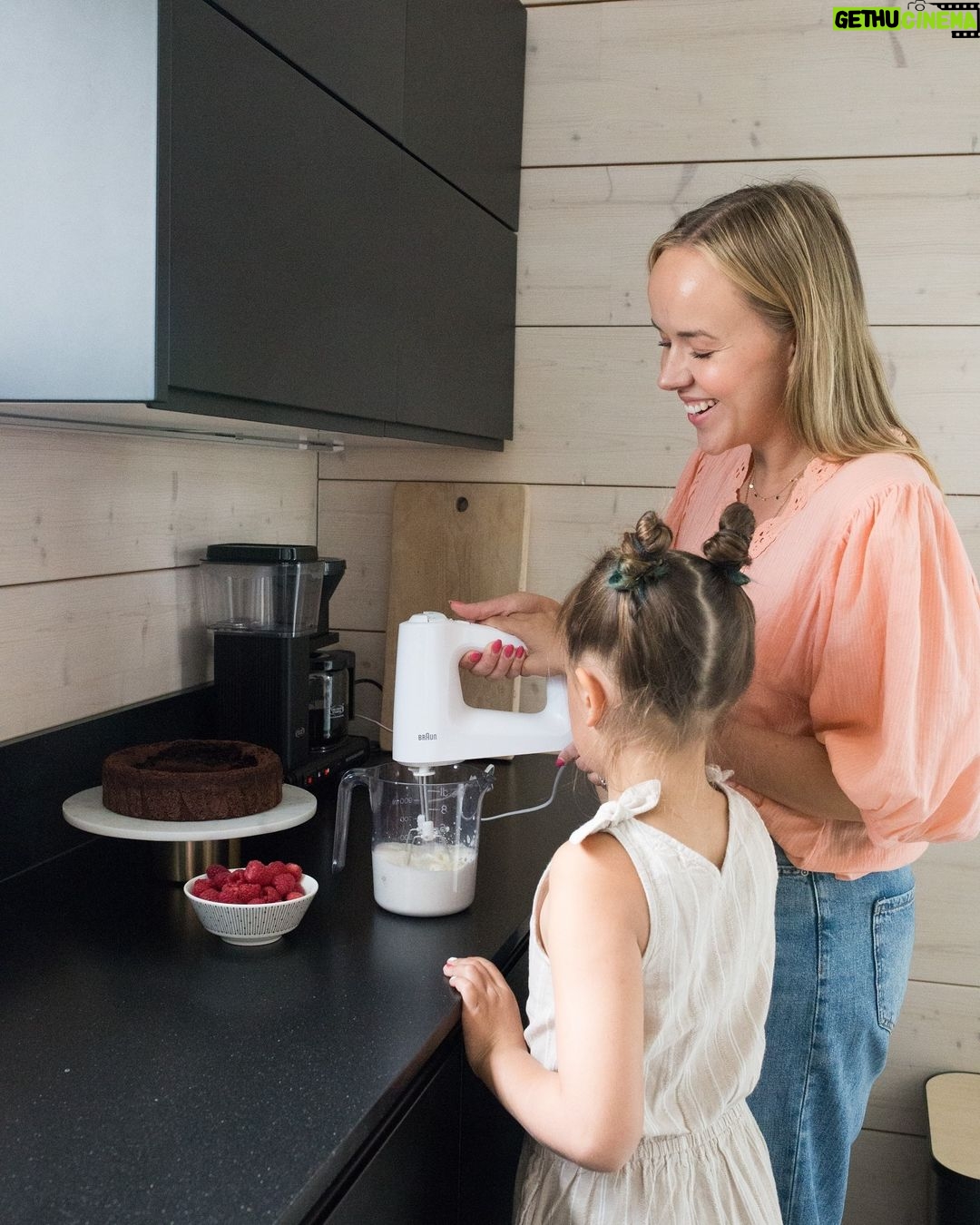 Sara Parikka Instagram - Ihanaa viikonloppua 👋🏼👩🏼🍳🧡parasta kuinka täynnä mun ig on viestejä joka kerta kun avaan tämän 🥹 Mutkatonta & maukasta kirjaa on myyty paljon ja siitä tehdään myös kolmas painos. KIITOS kaikista ihanista viesteistä 🙏🏼 Oon tänään aamulla @mtvhuomentasuomi vieraana 🧡 löytyy myös @mtvkatsomo ✨ kuva @carla_bock @wsoykirjat