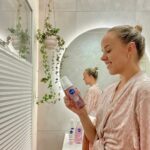 Sara Parikka Instagram - mainos @nivea 💙✨Mä nappasin tänään mun iltarutiiniin NIVEAn uudistuneet puhdistustuotteet. Testasin samalla miten tuotteet toimii mulle ja toteutuuko käyttötutkimuksen koehenkilöiden testiväittämät 🧐👏🏼 💙 Mä puhdistan kasvot lähes aina iltasuihkun yhteydessä. Tänään testasin uudistunutta NIVEA Caring Cleansing Mousse -puhdistusvaahtoa jonka testitulos sanoo, että: 94% testaajista vahvistaa ”tekee ihosta pehmeän tuntuisen käytön jälkeen” 😍 TÄYSIN TOTTA! Rakastan sitä pehmoista tunnetta minkä puhdistusvaahto antaa, kun se ei ”pese” yhtään liikaa. Iso suositus! 💙 Viimeistelen ihon puhdistuksen aina kasvovedellä, koska se puhdistaa viimeiset epäpuhtaudet/meikit (kurkkaa stooreista) ja samalla myös valmistelee ihon hoitotuotteille. NIVEA Caring Toner -kasvovesi testitulos: 91 % testaajista vahvistaa ”tekee ihosta kauniin näköisen.” Sanoisin, että pitää paikkansa 👏🏼! Iho kirkastuu ja puhdistuu! kuva 3 puhdistuksen jälkeen 🥰 💙 HUOM! Nämä tuotteet sopivat kuivalle ja pintakuivalle iholle ✨ Ne ovat myös vegaanisia ja 99% biohajoavia. #niveahetki
