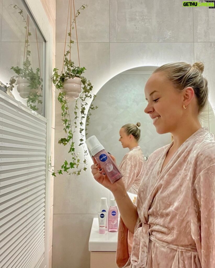 Sara Parikka Instagram - mainos @nivea 💙✨Mä nappasin tänään mun iltarutiiniin NIVEAn uudistuneet puhdistustuotteet. Testasin samalla miten tuotteet toimii mulle ja toteutuuko käyttötutkimuksen koehenkilöiden testiväittämät 🧐👏🏼 💙 Mä puhdistan kasvot lähes aina iltasuihkun yhteydessä. Tänään testasin uudistunutta NIVEA Caring Cleansing Mousse -puhdistusvaahtoa jonka testitulos sanoo, että: 94% testaajista vahvistaa ”tekee ihosta pehmeän tuntuisen käytön jälkeen” 😍 TÄYSIN TOTTA! Rakastan sitä pehmoista tunnetta minkä puhdistusvaahto antaa, kun se ei ”pese” yhtään liikaa. Iso suositus! 💙 Viimeistelen ihon puhdistuksen aina kasvovedellä, koska se puhdistaa viimeiset epäpuhtaudet/meikit (kurkkaa stooreista) ja samalla myös valmistelee ihon hoitotuotteille. NIVEA Caring Toner -kasvovesi testitulos: 91 % testaajista vahvistaa ”tekee ihosta kauniin näköisen.” Sanoisin, että pitää paikkansa 👏🏼! Iho kirkastuu ja puhdistuu! kuva 3 puhdistuksen jälkeen 🥰 💙 HUOM! Nämä tuotteet sopivat kuivalle ja pintakuivalle iholle ✨ Ne ovat myös vegaanisia ja 99% biohajoavia. #niveahetki
