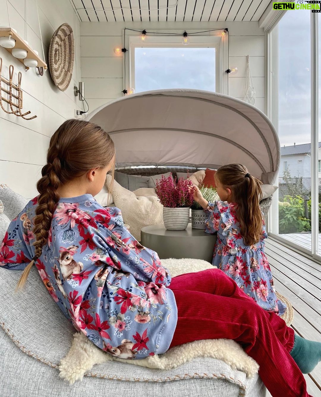 Sara Parikka Instagram - mainos @maiafamilyofficial ARVONTA & ALEKOODI 🌸❣️🐰 Ma-ia Familyn talvimallisto tuo luonnon hehkuvat värit pukeutumiseen ✨ Ihanat satumaiset kukat ja viileät, talviset kuosit ovat niin kauniita! Katso vaikka ☝🏼 🌸 SUOSIKKEINA: Minette-mekon kauniit yksityiskohdat, Merri-housujen monikäyttöisyys ja Poppy-kuosi jossa on kerrassaan upeat sävyt ❣️vaatteita löytyy koossa: 56-134 joten ihanasti onnistuu myös sisarusten samistelu! 🌸 ARVONTA Kerro miellyttääkö silmää enemmän Poppy vai Minette kuosi ja nappaa seurantaan @maiafamilyofficial 🥰 yhdelle voittajalle on luvassa 100€ arvoinen lahjakortti! Arvon voittajan 09.10 ja ilmoitan dm-viestillä. Instagram ei osallistu arvontaan! 🌸 ALEKOODI: Koodilla AWSARA20 / saa 20 % alennuksen normaalihintaisista tuotteista 48h ajan eli 02.10-04.10.2023 välisenä aikana.