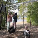 Sara Parikka Instagram - mainos @vikingoutdoorfootwear ARVONTA & ALEKOODI 😍 Syksy on täällä ja lasten kanssa ulkoilu toimii parhaiten, kun ulkovaatteet mahdollistaa leikkimisen ja reippailun kaikilla keleillä ja kaikissa olosuhteissa 🌤️💨☔️👏🏼 Toiminnallisista jalkineistaan tunnettu 100 vuotias Viking Footwear on lanseerannut lastenvaatemalliston, JEE! 🎈Vikingin lastenvaatemallisto on suunniteltu ekologisuus sekä vastuullisuus edellä ja materiaalit ovat kestäviä + valmistettu pitkälti kierrätetyistä materiaaleista. Kurkkaa stooreista mitkä tuotteet ja yksityiskohdat on erityisesti meidän mieleen 😘 esim: kaikki haalarit ovat vedenpitäviä ja niissä on teipatut saumat, sekä hämärällä turvallisuutta lisäävä heijastava pipo 💫 ARVONTA: Kommentoi tärkeysjärjestyksessä A, B ja C mitkä näistä vaatteiden ominaisuuksista ovat sinulle tärkeimpiä ja nappaa @vikingoutdoorfootwear seurantaan. Kaikkien kommentoineiden kesken arvotaan yhdet Expower kengät lasten tai junior koossa (arvo 121€-131€) sekä yksi Expower haalari (arvo 210€)!! 😍 🧡 A. Se, että Expower-toppahaalarin eristeenä on markkinoiden lämpimin Primaloft-vanu. (kuvat 7&9, vanhemmalla tytöllä on toppahaalari koossa 134) 🧡 B. Se, että merinovillakerrastoissa on kutittamaton bambuviimeistely. (kuvat 2&5, meidän pienin rakastaa tätä settiä) 🧡 C. Se, että vaatteet ja asusteet ovat valmistettu kestävää kehitystä noudattaen ja käytetty kierrätettyjä materiaaleja. (kuvat 1-9) Suoritan arvonnan 06.10 ja ilmoitan voittajalle dm-viestillä 🥰 Instagram ei osallistu arvontaan. Muista myös, että ALEKOODI: SaraP20 toimii ja sillä saa -20% www.vikingfootwear.com / koodi on voimassa 13.10.23 saakka #VikingFootwear #LetsExplore