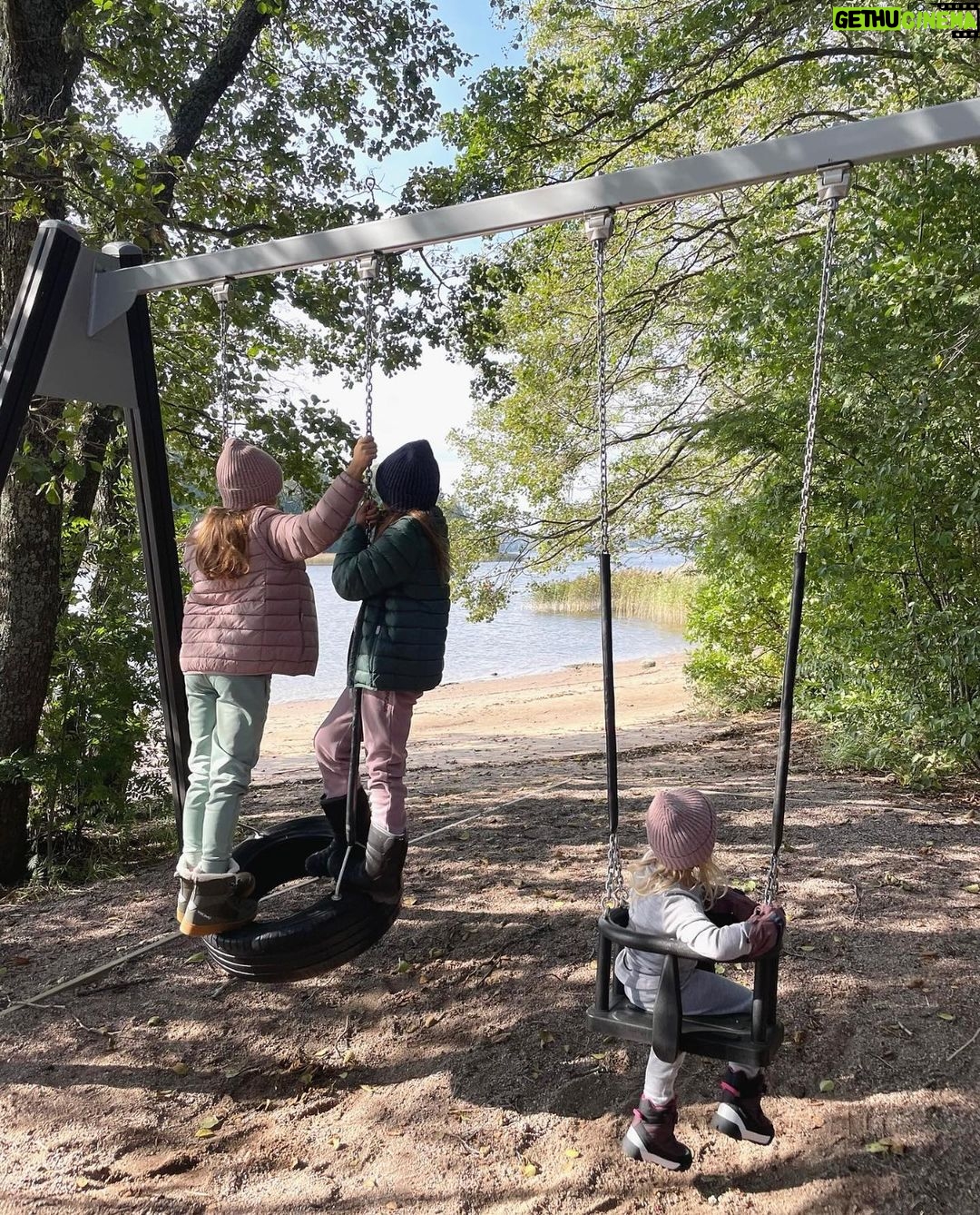 Sara Parikka Instagram - mainos @vikingoutdoorfootwear ARVONTA & ALEKOODI đ Syksy on tÀÀllĂ€ ja lasten kanssa ulkoilu toimii parhaiten, kun ulkovaatteet mahdollistaa leikkimisen ja reippailun kaikilla keleillĂ€ ja kaikissa olosuhteissa đ€ïžđšâïžđđŒ Toiminnallisista jalkineistaan tunnettu 100 vuotias Viking Footwear on lanseerannut lastenvaatemalliston, JEE! đVikingin lastenvaatemallisto on suunniteltu ekologisuus sekĂ€ vastuullisuus edellĂ€ ja materiaalit ovat kestĂ€viĂ€ + valmistettu pitkĂ€lti kierrĂ€tetyistĂ€ materiaaleista. Kurkkaa stooreista mitkĂ€ tuotteet ja yksityiskohdat on erityisesti meidĂ€n mieleen đ esim: kaikki haalarit ovat vedenpitĂ€viĂ€ ja niissĂ€ on teipatut saumat, sekĂ€ hĂ€mĂ€rĂ€llĂ€ turvallisuutta lisÀÀvĂ€ heijastava pipo đ« ARVONTA: Kommentoi tĂ€rkeysjĂ€rjestyksessĂ€ A, B ja C mitkĂ€ nĂ€istĂ€ vaatteiden ominaisuuksista ovat sinulle tĂ€rkeimpiĂ€ ja nappaa @vikingoutdoorfootwear seurantaan. Kaikkien kommentoineiden kesken arvotaan yhdet Expower kengĂ€t lasten tai junior koossa (arvo 121âŹ-131âŹ) sekĂ€ yksi Expower haalari (arvo 210âŹ)!! đ đ§Ą A. Se, ettĂ€ Expower-toppahaalarin eristeenĂ€ on markkinoiden lĂ€mpimin Primaloft-vanu. (kuvat 7&9, vanhemmalla tytöllĂ€ on toppahaalari koossa 134) đ§Ą B. Se, ettĂ€ merinovillakerrastoissa on kutittamaton bambuviimeistely. (kuvat 2&5, meidĂ€n pienin rakastaa tĂ€tĂ€ settiĂ€) đ§Ą C. Se, ettĂ€ vaatteet ja asusteet ovat valmistettu kestĂ€vÀÀ kehitystĂ€ noudattaen ja kĂ€ytetty kierrĂ€tettyjĂ€ materiaaleja. (kuvat 1-9) Suoritan arvonnan 06.10 ja ilmoitan voittajalle dm-viestillĂ€ đ„° Instagram ei osallistu arvontaan. Muista myös, ettĂ€ ALEKOODI: SaraP20 toimii ja sillĂ€ saa -20% www.vikingfootwear.com / koodi on voimassa 13.10.23 saakka #VikingFootwear #LetsExplore