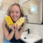 Sara Parikka Instagram - mainos @hairlust ARVONTA ✨💛 Mulla on hennot hiukset jotka usein hiustenpesun jälkeen roikkuu liukkaina ja latteina 😅 But not anymore! Nyt oon kuukauden päivät käyttänyt Hairlustin uutta Volume Wizard™ tuotesarjaa joka antaa hiuksille ilmavaa tuuheutta ja vitsit miten paljon tykkään 🤌🏼 Sarjaan kuuluu hellävarainen shampoo ja hoitoaine, jotka tekee hiuksista tuuheat mutta samalla hoitaa ja vahvistaa hentoja hiuksia. Usein nimittäin tuuheuttavat tuotteet kuivattaa liikaa, mut nämä ei 😘 Lempparina sarjasta löytyy myös ponnekaasuton hiuspuuteri, joka antaa just sopivasti rakennetta, tuuheutta ja pitoa ilman semmosta tahmeeta fiilistä päänahassa 👌🏼✨ Mun vakkari kombo, jos haluan maksimoida volyymia: * Pese hiukset Volume Wizard™ shampoolla & hoitoaineella (muista pestä tuotteet kunnolla pois hiuksista) * Pesun jälkeen föönaus harjan kanssa * Lisää kuivaan hiustyveen hiuspuuteria 💛 ARVONTA 💛 Voita kaikki kolme Volume Wizard™ sarjan tuotetta itsellesi ja yhdelle kaverille. Seuraa @hairlust ja kerro kenelle tahdot antaa toiset tuotteet kommenteissa. Osallistua voi 1.10 asti. Hairlust arpoo KOLME!! voittajaa ja ottaa yhteyttä voittajiin viikon sisällä arvonnan loppumisesta DM:llä. Instagram/Facebook ei sponsoroi, hallinoi tai ole mitenkään mukana arvonnassa.