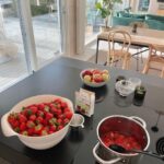 Sara Parikka Instagram - 🍓mä ostin ison laatikon kotimaisia mansikoita, mut ne ei ollu kovin hyviä (ei ehkä ylläri tälleen syyskuussa😅) niinpä päätin keitellä hilloa @anninuunissa reseptillä. Tästä tuli SUPERHYVÄÄ 😍🍓 nam! Ja ei kyllä uskoisi, että sokeria on tavallista vähemmän. Kannattaa koklaa! 🍓 Just herkuttelin hilloa jougurtin parina ja aattelin paistaa viikonloppuna lettuja 🥞 ihanaa viikonloppua 😚👋🏼❤️ ps.. kurkkaa vika kuva ☝🏼koiranpentu on aina siellä missä tapahtuu.. 🙊