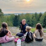 Sara Parikka Instagram - mainos @matsmart.fi 🌻alekoodi! Syysretket on täällä 🍁p a r a s t a 🍁Meidän arjen vakkaritilaus lähtee Matsmartille, josta löytyy pelastusta kaipaavia tuotteita, joita muuten uhkaisi hävikkiin päätyminen. Samalla voit säästää jopa 80% normaalihinnoista 😍 Mä tilaan Matsmartista aina mm. välipaloja/retkieväitä, koska niitä kuluu meidän arjessa jatkuvasti. Parhaita on just suolaiset keksit, luumut, taatelit, pähkinät ja meille aikuisille proteiinipatukat. Kurkkaa stooreista mitä meidän tilaus sisälsi tällä kertaa! 🥰 Alekoodilla SARAP15 saa -15% alennusta, kun ostoksia on vähintään 50€ edestä. Koodi on voimassa tällä kertaa 72h!😍 ja se koskee sekä uusia että vanhoja asiakkaita.