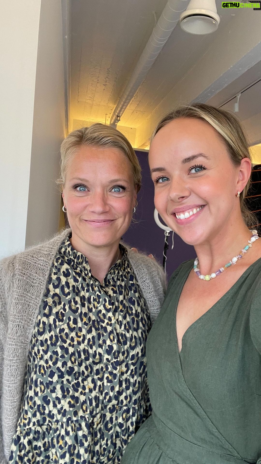 Sara Parikka Instagram - Saran kaverikirja jakso 23. Mielen hyvinvointi - @maaretkallio ✨💛 toivottavasti tykkäätte jaksosta yhtä paljon kuin minä.. Laittakaa viestiä! 🥰 Kiitos upea Maaret 🙏🏼 ..ja hei mun biosta löytyy linkki, josta saa spessutarjouksella @podimo_fi käyttöön 30pv 0€!