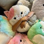 Sara Parikka Instagram - mainos @amo_toys ARVONTA! 🧡💕 Ihanat Squishmallows pehmot ovat varmasti teille tuttuja, mutta nyt tullut aivan ihana pörröinen uutuus Fuzz-A-Mallows joita löytyy koossa: 30, 40 ja 50cm 🥰 (kuvat: 1-2) Tässä on kyllä joulun pehmoisin lahja❣️ Squishmallows pehmoja on paaaaljon erilaisia (kurkkaa kuva 3) ja parasta niissä on se, että niistä innostuu kaikki vauvoista aikuisiin 😍 kukapa ei haluaisi söpöä ja pehmeää halittavaa 💕 Lasten pehmojen lisäksi on myös saatavilla Squishmallows koiranlelut ja koiranpedit 😍 (kuvat: 4-7) Pehmeät koirapedit sopii mainiosti meidän koululaisten huoneisiin.. Nyt Lakulle löytyy lepopaikka joka huoneessa 💘 Koirien lelujen (löytyy koossa 9cm ja 18cm) materiaali on erilainen ja kestävämpi samettimateriaali 👌🏼 ARVONTA! Sänkyjä on kahta erilaista mallia, kurkkaa kuva 7☝🏼🐶 Arvonnassa: 1 KPL VAPAAVALINTAINEN SÄNKY ✨ Kommentoi alle jos haluat olla mukana arvonnassa ❤️ instagram ei ole mukana arvonnassa. Arvon voittajan 29.11 ja ilmoitan dm viestillä 🥰
