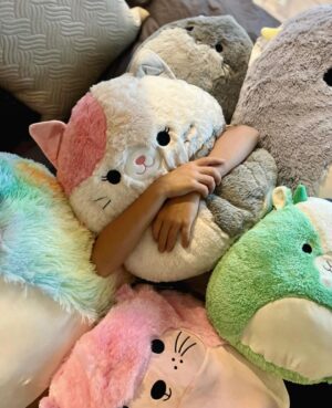 Sara Parikka Instagram - mainos @amo_toys ARVONTA! 🧡💕 Ihanat Squishmallows pehmot ovat varmasti teille tuttuja, mutta nyt tullut aivan ihana pörröinen uutuus Fuzz-A-Mallows joita löytyy koossa: 30, 40 ja 50cm 🥰 (kuvat: 1-2) Tässä on kyllä joulun pehmoisin lahja❣️

Squishmallows pehmoja on paaaaljon erilaisia (kurkkaa kuva 3) ja parasta niissä on se, että niistä innostuu kaikki vauvoista aikuisiin 😍 kukapa ei haluaisi söpöä ja pehmeää halittavaa 💕

Lasten pehmojen lisäksi on myös saatavilla Squishmallows koiranlelut ja koiranpedit 😍 (kuvat: 4-7) Pehmeät koirapedit sopii mainiosti meidän koululaisten huoneisiin.. Nyt Lakulle löytyy lepopaikka joka huoneessa 💘 Koirien lelujen (löytyy koossa 9cm ja 18cm) materiaali on erilainen ja kestävämpi samettimateriaali 👌🏼

ARVONTA! Sänkyjä on kahta erilaista mallia, kurkkaa kuva 7☝🏼🐶 Arvonnassa: 1 KPL VAPAAVALINTAINEN SÄNKY ✨ Kommentoi alle jos haluat olla mukana arvonnassa ❤️ instagram ei ole mukana arvonnassa. Arvon voittajan 29.11 ja ilmoitan dm viestillä 🥰