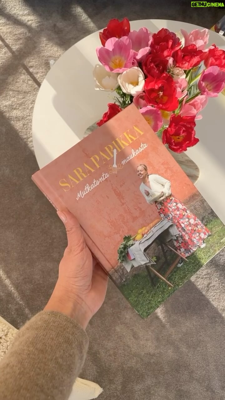 Sara Parikka Instagram - 👩🏼🍳 Jeeee! Mun reseptikirja Mutkatonta & maukasta löytyy nyt kaupoista 🙌🏼 🧡 Kirjasta löytyy noin 60 mun ja meidän perheen lempparireseptiä 🧡 Toivon, että kirjasta tulee teidän paraskaveri keittiöön, arkeen ja juhlaan ✨ 🧡 Reseptit on aidosti helppoja kokata ja aah niin maukkaita! 🧡 koodi: SARA25 toimii kirja.fi ja sillä saa 25% alennusta 🧡 Kiitos kaikista ihanista viesteistä, tuesta ja tsempistä 🥹🙏🏼 ootte parhaita! kirjan kuvaaja @carla_bock @wsoykirjat