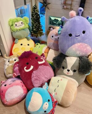 Sara Parikka Instagram - mainos @amo_toys ARVONTA! 🧡💕 Ihanat Squishmallows pehmot ovat varmasti teille tuttuja, mutta nyt tullut aivan ihana pörröinen uutuus Fuzz-A-Mallows joita löytyy koossa: 30, 40 ja 50cm 🥰 (kuvat: 1-2) Tässä on kyllä joulun pehmoisin lahja❣️

Squishmallows pehmoja on paaaaljon erilaisia (kurkkaa kuva 3) ja parasta niissä on se, että niistä innostuu kaikki vauvoista aikuisiin 😍 kukapa ei haluaisi söpöä ja pehmeää halittavaa 💕

Lasten pehmojen lisäksi on myös saatavilla Squishmallows koiranlelut ja koiranpedit 😍 (kuvat: 4-7) Pehmeät koirapedit sopii mainiosti meidän koululaisten huoneisiin.. Nyt Lakulle löytyy lepopaikka joka huoneessa 💘 Koirien lelujen (löytyy koossa 9cm ja 18cm) materiaali on erilainen ja kestävämpi samettimateriaali 👌🏼

ARVONTA! Sänkyjä on kahta erilaista mallia, kurkkaa kuva 7☝🏼🐶 Arvonnassa: 1 KPL VAPAAVALINTAINEN SÄNKY ✨ Kommentoi alle jos haluat olla mukana arvonnassa ❤️ instagram ei ole mukana arvonnassa. Arvon voittajan 29.11 ja ilmoitan dm viestillä 🥰
