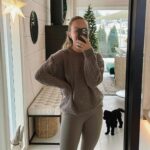 Sara Parikka Instagram - ✨vapaa viikonloppu sisälsi ystävien näkemistä, glögiä, majan rakennusta, yskää (koska tää loppuu 🤷🏼‍♀️), joulumusaa ja löhöilyä sohvalla. 🧡 testasin @valiofi ”Helppo lohipiirakka” reseptiä ja oli aivan 6/5 (skippasin sipsit). Tätä teen uudestaan 👌🏼🥰 🤎 kotiasusta tuli paljon kysymyksiä. Trikoot on @rohnisch *saatu ja neule on ostettu @mujifinland Kivaa uutta viikkoa 👋🏼🥰