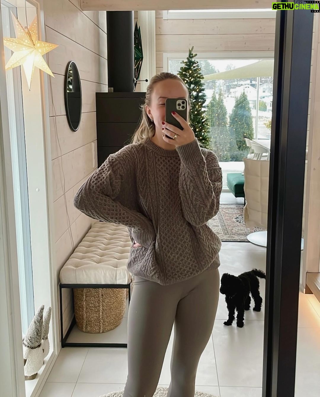 Sara Parikka Instagram - ✨vapaa viikonloppu sisälsi ystävien näkemistä, glögiä, majan rakennusta, yskää (koska tää loppuu 🤷🏼♀️), joulumusaa ja löhöilyä sohvalla. 🧡 testasin @valiofi ”Helppo lohipiirakka” reseptiä ja oli aivan 6/5 (skippasin sipsit). Tätä teen uudestaan 👌🏼🥰 🤎 kotiasusta tuli paljon kysymyksiä. Trikoot on @rohnisch *saatu ja neule on ostettu @mujifinland Kivaa uutta viikkoa 👋🏼🥰