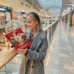 Sara Parikka Instagram - mainos @isoomena 🎄❤ VINKKI! Katsokaa mikä ihana jouluinen tunnelma ✨☝🏼 ❤️Meidän perheen lemppari kauppakeskuksessa Isossa Omenassa järjestetään koko perheen joulunavaustapahtuma nyt tulevana lauantaina 18.11. klo 11-18 ❣️+ Ompussa juhlitaan joulua jokaisena joulukuun lauantaina 16.12. asti! ❤️Tulevana lauantaina on luvassa esim: Muumien talvishow, Marttojen perinteinen joulupuuro, Juvenalian lapsikuorojen sing-a-long konsertti sekä viime vuodesta tuttu tonttukoulu. Klo 12 Ompun M.E.E.T-aukiolla sytytetään jättijoulukuuseen valot muumien kanssa. ✨ ❤️Joulunavauksessa pääsee myös tietenkin tapaamaan joulupukin ja muorin, joiden kanssa pääsee ottamaan yhteiskuvia. Tätä meidän kuopus odottaa!! ❤️Lisää joulufiilistelyä ja vinkkejä stooreissa 👋🏼🥰 #joulunavaus #isoomena #meidänomppu