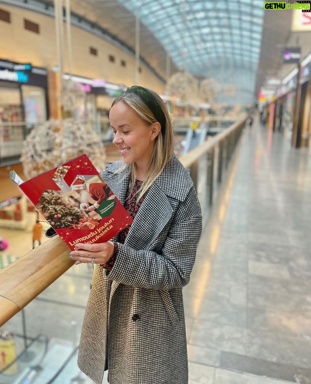 Sara Parikka Instagram - mainos @isoomena đ⤠VINKKI! Katsokaa mikä ihana jouluinen tunnelma â¨âđź â¤ď¸Meidän perheen lemppari kauppakeskuksessa Isossa Omenassa järjestetään koko perheen joulunavaustapahtuma nyt tulevana lauantaina 18.11. klo 11-18 âŁď¸+ Ompussa juhlitaan joulua jokaisena joulukuun lauantaina 16.12. asti! â¤ď¸Tulevana lauantaina on luvassa esim: Muumien talvishow, Marttojen perinteinen joulupuuro, Juvenalian lapsikuorojen sing-a-long konsertti sekä viime vuodesta tuttu tonttukoulu. Klo 12 Ompun M.E.E.T-aukiolla sytytetään jättijoulukuuseen valot muumien kanssa. ⨠â¤ď¸Joulunavauksessa pääsee myĂśs tietenkin tapaamaan joulupukin ja muorin, joiden kanssa pääsee ottamaan yhteiskuvia. Tätä meidän kuopus odottaa!! â¤ď¸Lisää joulufiilistelyä ja vinkkejä stooreissa đđźđĽ° #joulunavaus #isoomena #meidänomppu