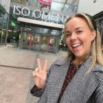 Sara Parikka Instagram - mainos @isoomena 🎄❤ VINKKI! Katsokaa mikä ihana jouluinen tunnelma ✨☝🏼 ❤️Meidän perheen lemppari kauppakeskuksessa Isossa Omenassa järjestetään koko perheen joulunavaustapahtuma nyt tulevana lauantaina 18.11. klo 11-18 ❣️+ Ompussa juhlitaan joulua jokaisena joulukuun lauantaina 16.12. asti! ❤️Tulevana lauantaina on luvassa esim: Muumien talvishow, Marttojen perinteinen joulupuuro, Juvenalian lapsikuorojen sing-a-long konsertti sekä viime vuodesta tuttu tonttukoulu. Klo 12 Ompun M.E.E.T-aukiolla sytytetään jättijoulukuuseen valot muumien kanssa. ✨ ❤️Joulunavauksessa pääsee myös tietenkin tapaamaan joulupukin ja muorin, joiden kanssa pääsee ottamaan yhteiskuvia. Tätä meidän kuopus odottaa!! ❤️Lisää joulufiilistelyä ja vinkkejä stooreissa 👋🏼🥰 #joulunavaus #isoomena #meidänomppu