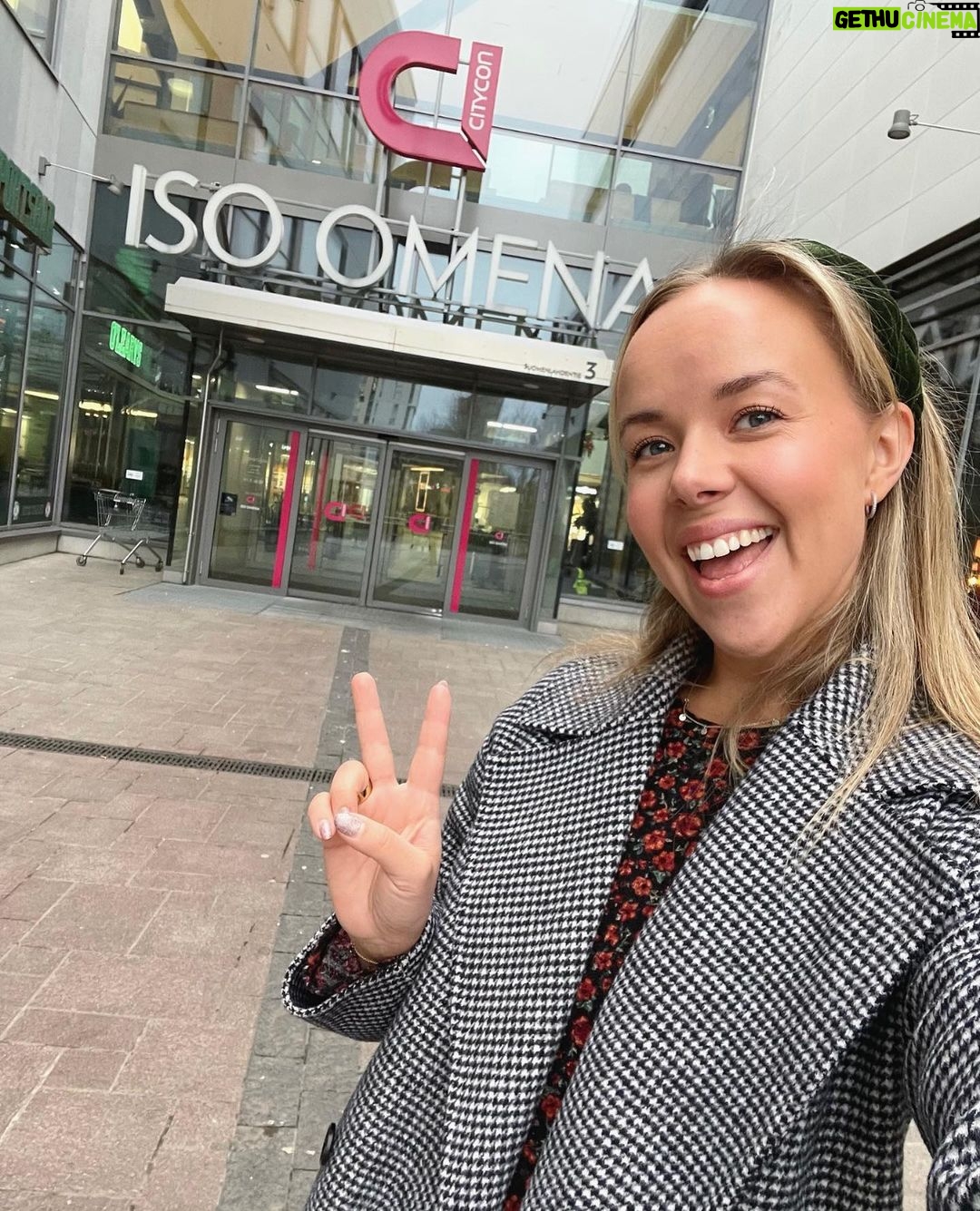 Sara Parikka Instagram - mainos @isoomena đ⤠VINKKI! Katsokaa mikä ihana jouluinen tunnelma â¨âđź â¤ď¸Meidän perheen lemppari kauppakeskuksessa Isossa Omenassa järjestetään koko perheen joulunavaustapahtuma nyt tulevana lauantaina 18.11. klo 11-18 âŁď¸+ Ompussa juhlitaan joulua jokaisena joulukuun lauantaina 16.12. asti! â¤ď¸Tulevana lauantaina on luvassa esim: Muumien talvishow, Marttojen perinteinen joulupuuro, Juvenalian lapsikuorojen sing-a-long konsertti sekä viime vuodesta tuttu tonttukoulu. Klo 12 Ompun M.E.E.T-aukiolla sytytetään jättijoulukuuseen valot muumien kanssa. ⨠â¤ď¸Joulunavauksessa pääsee myĂśs tietenkin tapaamaan joulupukin ja muorin, joiden kanssa pääsee ottamaan yhteiskuvia. Tätä meidän kuopus odottaa!! â¤ď¸Lisää joulufiilistelyä ja vinkkejä stooreissa đđźđĽ° #joulunavaus #isoomena #meidänomppu