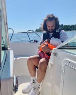 Sara Parikka Instagram - Mikä valtava onni et meillä on just @mikkoparik 🥹❤️ ihanaa päivää ja onnea sankareille!