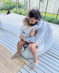 Sara Parikka Instagram - Mikä valtava onni et meillä on just @mikkoparik 🥹❤️ ihanaa päivää ja onnea sankareille!