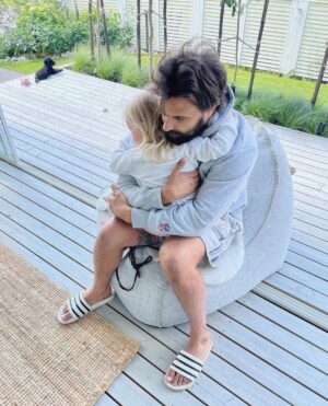 Sara Parikka Instagram - Mikä valtava onni et meillä on just @mikkoparik 🥹❤️ ihanaa päivää ja onnea sankareille!