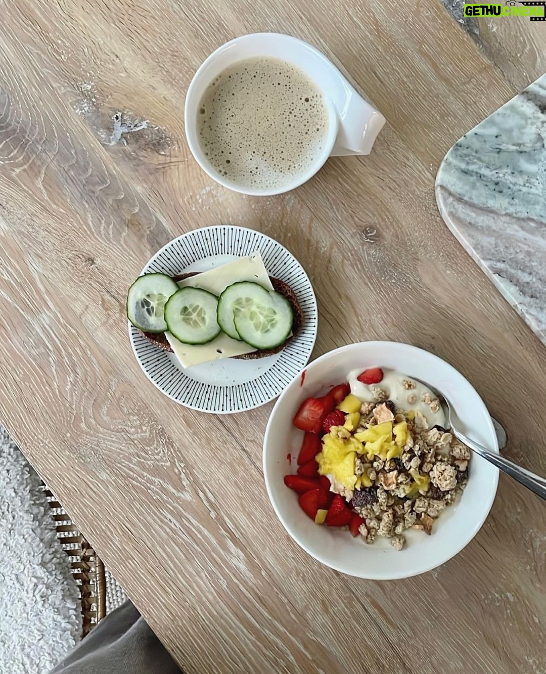Sara Parikka Instagram - ☝🏼10 kuvaa kuluneelta viikolta.. tosin tää ei kyllä kuvasta sitä 90% todellisuudesta, kun ollaan säädetty aikatauluja, kuskattu lapsia, ravattu lääkärissä ja valvottu silmät ristissä 😵💫😅 some on vaan some ja elämä on täälläkin ihan vaan elämää ❤️