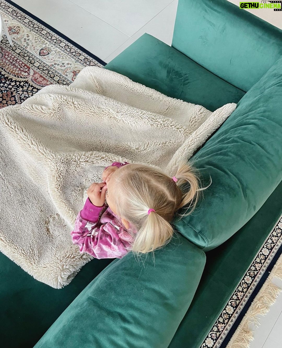 Sara Parikka Instagram - ☝🏼10 kuvaa kuluneelta viikolta.. tosin tää ei kyllä kuvasta sitä 90% todellisuudesta, kun ollaan säädetty aikatauluja, kuskattu lapsia, ravattu lääkärissä ja valvottu silmät ristissä 😵💫😅 some on vaan some ja elämä on täälläkin ihan vaan elämää ❤️