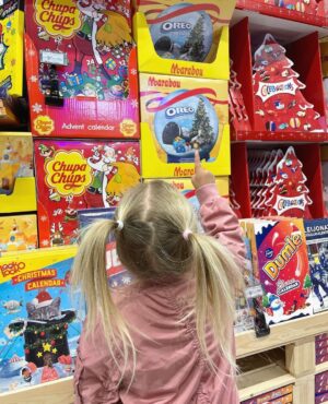 Sara Parikka Instagram - mainos @ksupermarketketju ✨❤️ Tänään oli odotettu päivä kun käytiin koko perheen voimin hakemassa joulukalenterit K-Supermarketista 😍 valikoimaa oli sen verran paljon, että onneksi meillä ei ollut mikään kiire 😁 Lapset hihkui onneissaan ja vertaili innoissaan mikä olisi paras kalenteri tänä vuonna 🥰 Kurkkaa kuvasta 4☝🏼 mihin meillä päädyttiin ja stooreista mitä me Mikon kanssa valkattiin. Nyt pitää vielä jaksaa odotella joulukuun ekaa päivää 👏🏼✨❤️

Joko teiltä löytyy joulukalenterit? 🧐❤️ Kannattaa suunnata K-Supermarketiin josta löytyy joulunajan herkut ja joulukalenterit ✨🥰 #ksupermarket #tavallistaparempiruokakauppa #joulukalenteri #joulunodotus #jouluherkut
