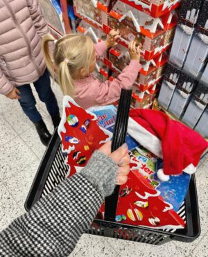 Sara Parikka Instagram - mainos @ksupermarketketju ✨❤️ Tänään oli odotettu päivä kun käytiin koko perheen voimin hakemassa joulukalenterit K-Supermarketista 😍 valikoimaa oli sen verran paljon, että onneksi meillä ei ollut mikään kiire 😁 Lapset hihkui onneissaan ja vertaili innoissaan mikä olisi paras kalenteri tänä vuonna 🥰 Kurkkaa kuvasta 4☝🏼 mihin meillä päädyttiin ja stooreista mitä me Mikon kanssa valkattiin. Nyt pitää vielä jaksaa odotella joulukuun ekaa päivää 👏🏼✨❤️

Joko teiltä löytyy joulukalenterit? 🧐❤️ Kannattaa suunnata K-Supermarketiin josta löytyy joulunajan herkut ja joulukalenterit ✨🥰 #ksupermarket #tavallistaparempiruokakauppa #joulukalenteri #joulunodotus #jouluherkut