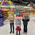 Sara Parikka Instagram – mainos @ksupermarketketju ✨❤️ Tänään oli odotettu päivä kun käytiin koko perheen voimin hakemassa joulukalenterit K-Supermarketista 😍 valikoimaa oli sen verran paljon, että onneksi meillä ei ollut mikään kiire 😁 Lapset hihkui onneissaan ja vertaili innoissaan mikä olisi paras kalenteri tänä vuonna 🥰 Kurkkaa kuvasta 4☝🏼 mihin meillä päädyttiin ja stooreista mitä me Mikon kanssa valkattiin. Nyt pitää vielä jaksaa odotella joulukuun ekaa päivää 👏🏼✨❤️
Joko teiltä löytyy joulukalenterit? 🧐❤️ Kannattaa suunnata K-Supermarketiin josta löytyy joulunajan herkut ja joulukalenterit ✨🥰 #ksupermarket #tavallistaparempiruokakauppa #joulukalenteri #joulunodotus #jouluherkut