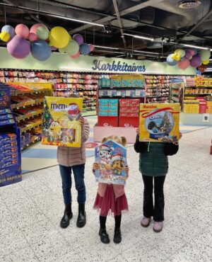Sara Parikka Instagram - mainos @ksupermarketketju ✨❤️ Tänään oli odotettu päivä kun käytiin koko perheen voimin hakemassa joulukalenterit K-Supermarketista 😍 valikoimaa oli sen verran paljon, että onneksi meillä ei ollut mikään kiire 😁 Lapset hihkui onneissaan ja vertaili innoissaan mikä olisi paras kalenteri tänä vuonna 🥰 Kurkkaa kuvasta 4☝🏼 mihin meillä päädyttiin ja stooreista mitä me Mikon kanssa valkattiin. Nyt pitää vielä jaksaa odotella joulukuun ekaa päivää 👏🏼✨❤️

Joko teiltä löytyy joulukalenterit? 🧐❤️ Kannattaa suunnata K-Supermarketiin josta löytyy joulunajan herkut ja joulukalenterit ✨🥰 #ksupermarket #tavallistaparempiruokakauppa #joulukalenteri #joulunodotus #jouluherkut