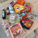 Sara Parikka Instagram - mainos @matsmart.fi ✨ alekoodi! Loppuvuoden juhlat on ehdottomasti mun lemppareita. Ne tuo niin paljon iloa ja valoa pimeään vuodenaikaan + tuo lämmin glögi kädessä 🥰💫 Naputtelin pari päivää sitten tilauksen Matsmartille, josta löytyy pelastusta kaipaavia tuotteita. Samalla voi säästää jopa 80% normaalihinnoista 😍 kuvasta 3 näkee mitä kaikkea tilasin! Kannattaa myös tsekata isänpäivä ja joululahjoja Matsmartilta 😉 Suosikkina esim arkea helpottava iso vesipullo (kuva 2) joka löytyy monissa eri väreissä 👏🏼 Alekoodilla SARAP15 saa -15% alennusta, kun ostoksia on vähintään 50€ edestä. Koodi on voimassa tällä kertaa 72h!😍 ja se koskee sekä uusia että vanhoja asiakkaita.