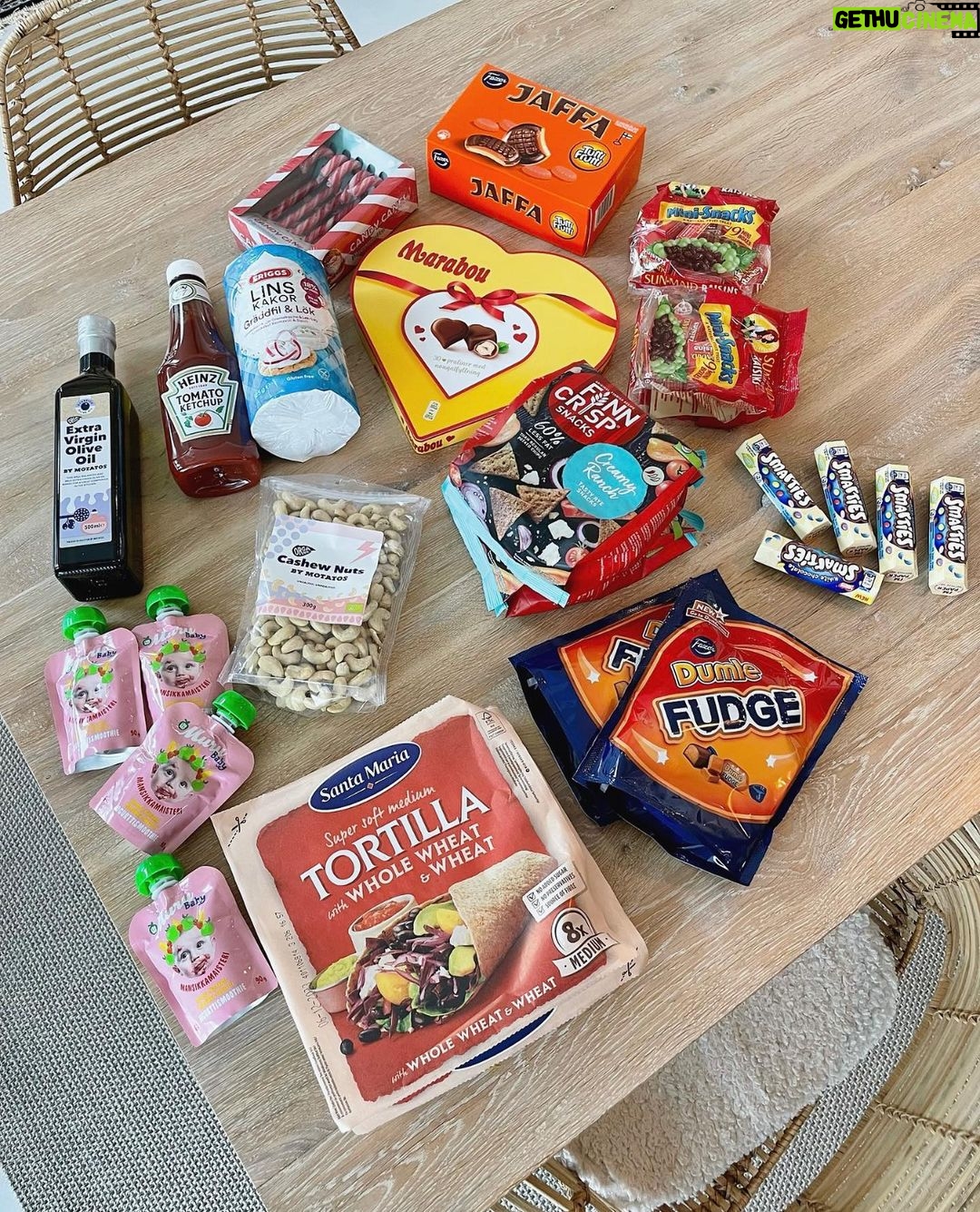 Sara Parikka Instagram - mainos @matsmart.fi ✨ alekoodi! Loppuvuoden juhlat on ehdottomasti mun lemppareita. Ne tuo niin paljon iloa ja valoa pimeään vuodenaikaan + tuo lämmin glögi kädessä 🥰💫 Naputtelin pari päivää sitten tilauksen Matsmartille, josta löytyy pelastusta kaipaavia tuotteita. Samalla voi säästää jopa 80% normaalihinnoista 😍 kuvasta 3 näkee mitä kaikkea tilasin! Kannattaa myös tsekata isänpäivä ja joululahjoja Matsmartilta 😉 Suosikkina esim arkea helpottava iso vesipullo (kuva 2) joka löytyy monissa eri väreissä 👏🏼 Alekoodilla SARAP15 saa -15% alennusta, kun ostoksia on vähintään 50€ edestä. Koodi on voimassa tällä kertaa 72h!😍 ja se koskee sekä uusia että vanhoja asiakkaita.
